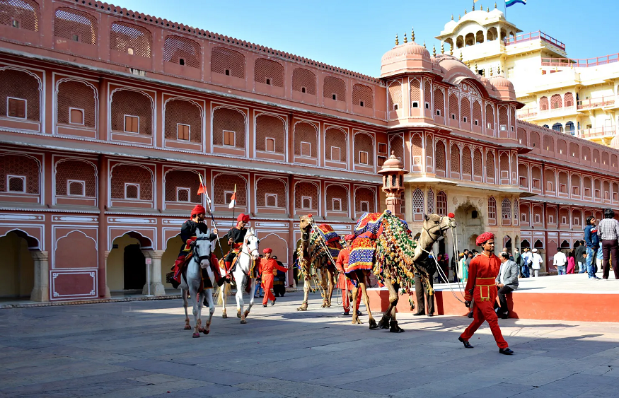 What are the best sightseeing options in Jaipur city?