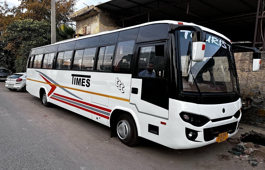 Navigating Dubai’s Traffic: Staff Bus Rentals for Companies